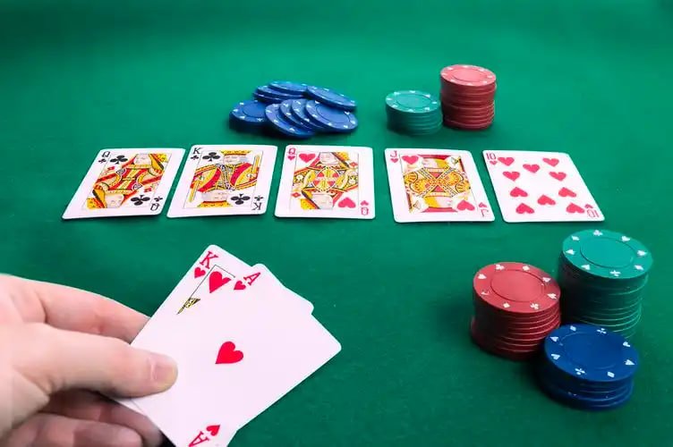 Bàn live casino trực tuyến trên qbet với dealer thật phát trực tiếp